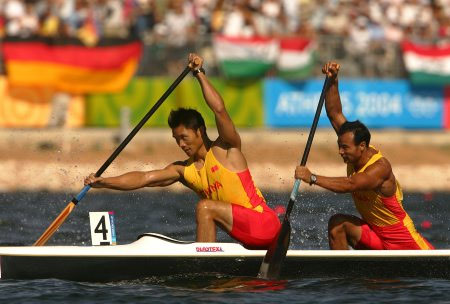 Олимпийские чемпионы Афин по гребле на каноэ приближаются к своей победе Олимпийские чемпионы Афин по гребле на каноэ приближаются к своей победе